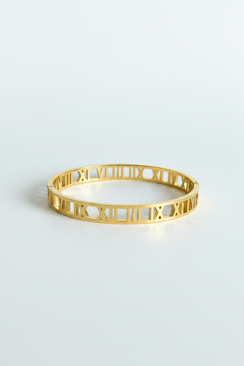 Numero Bangle in gold