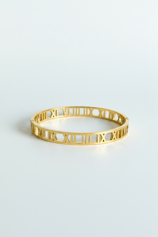 Numero Bangle in gold