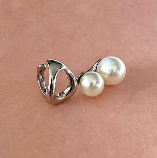Pois Pearl Earcuff in Silver