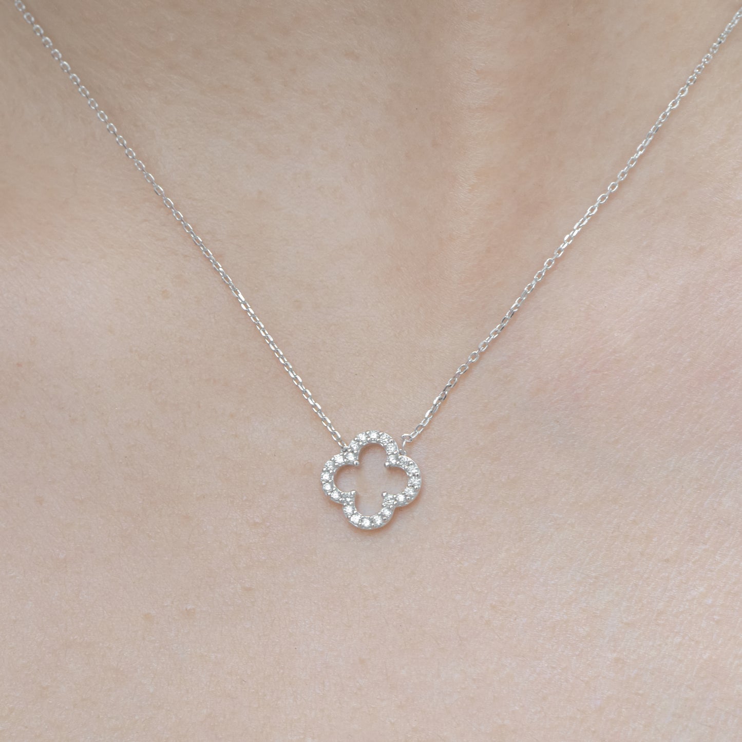 Clover Necklace Medium in Silver