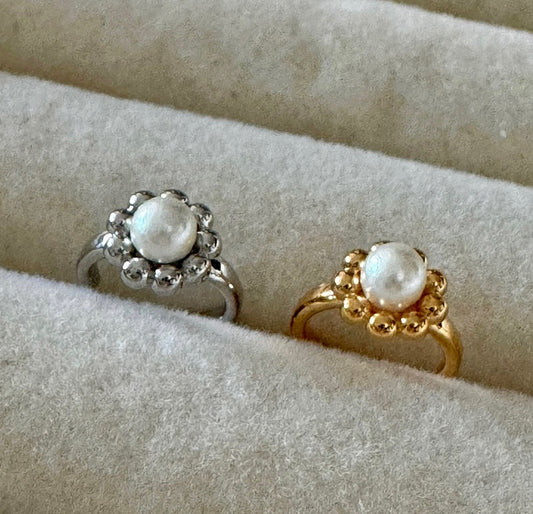 Pearl crown earcuff in gold