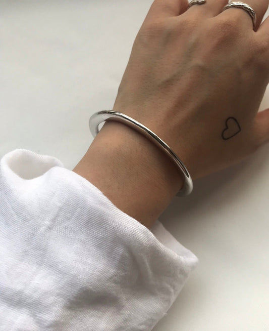 Dea Bangle in Silver
