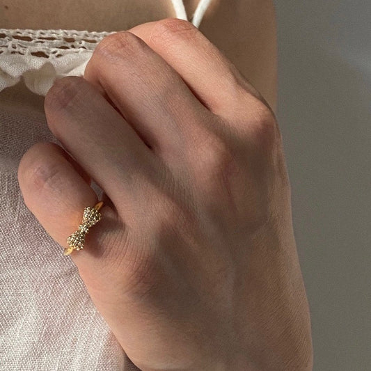 Laurel D Ring in Gold
