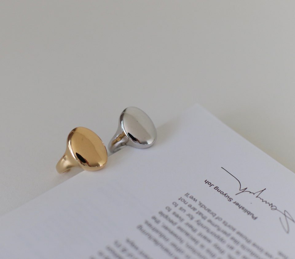 Ova Badge Ring in Gold