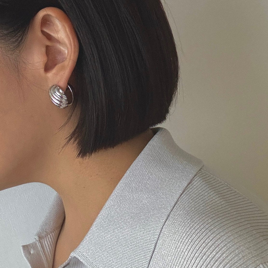 Hive earrings in Gold