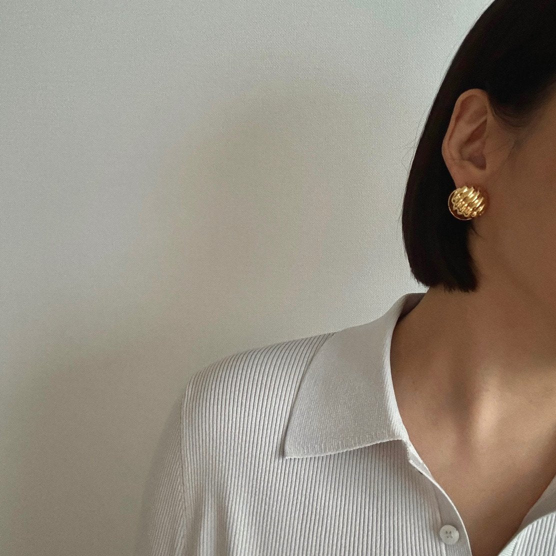 Hive earrings in Gold