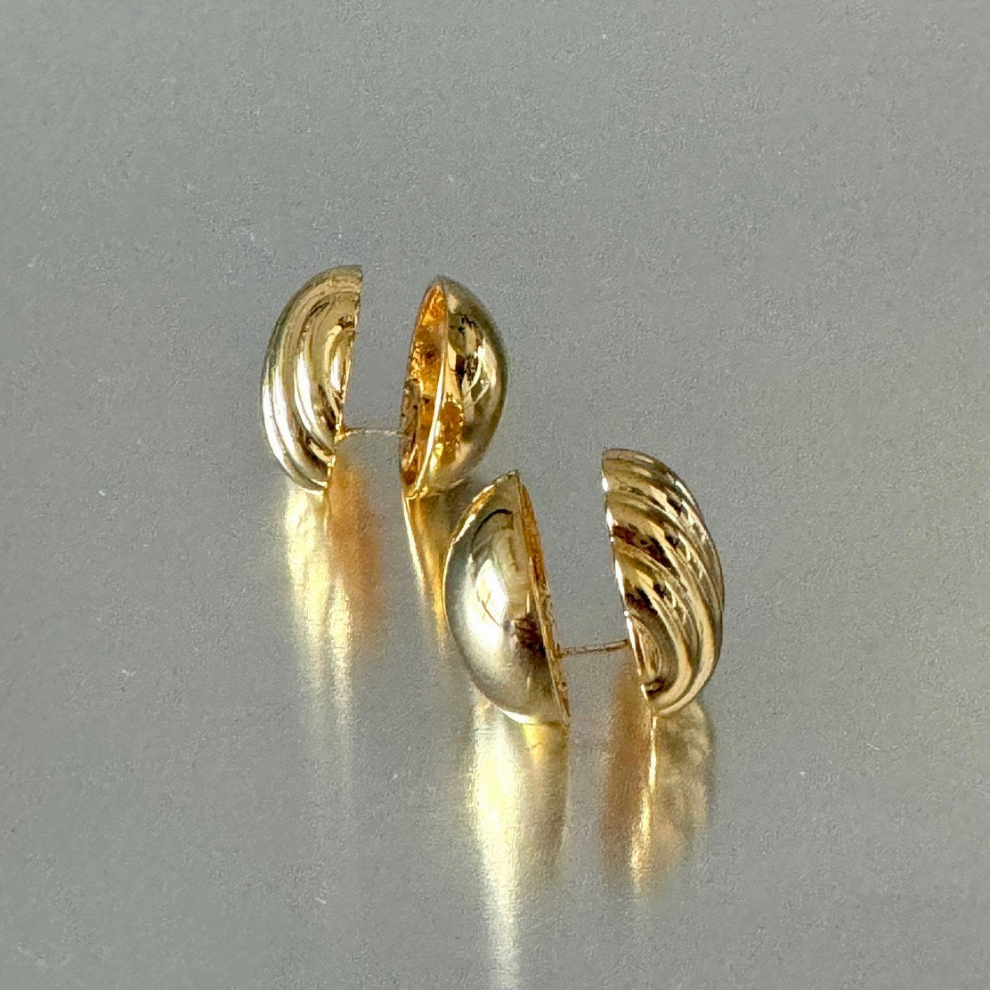 Hive earrings in Gold