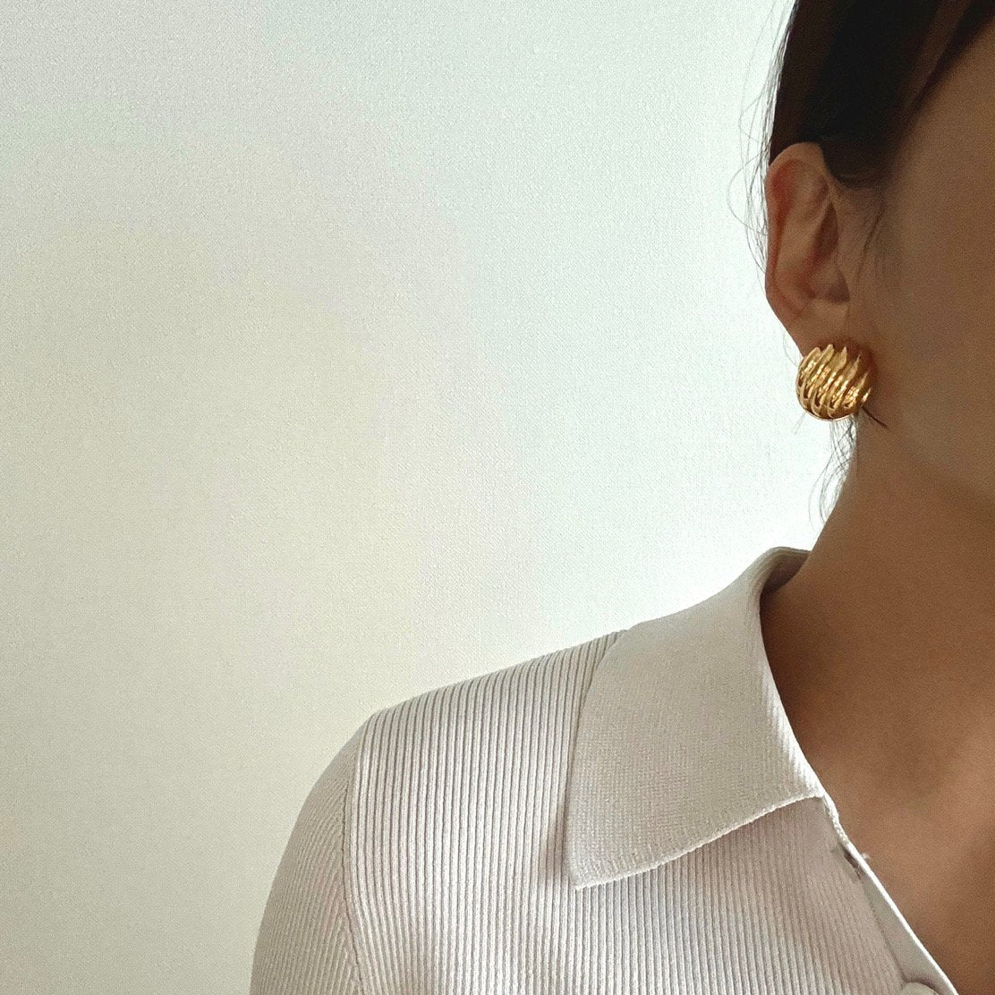 Hive earrings in Gold