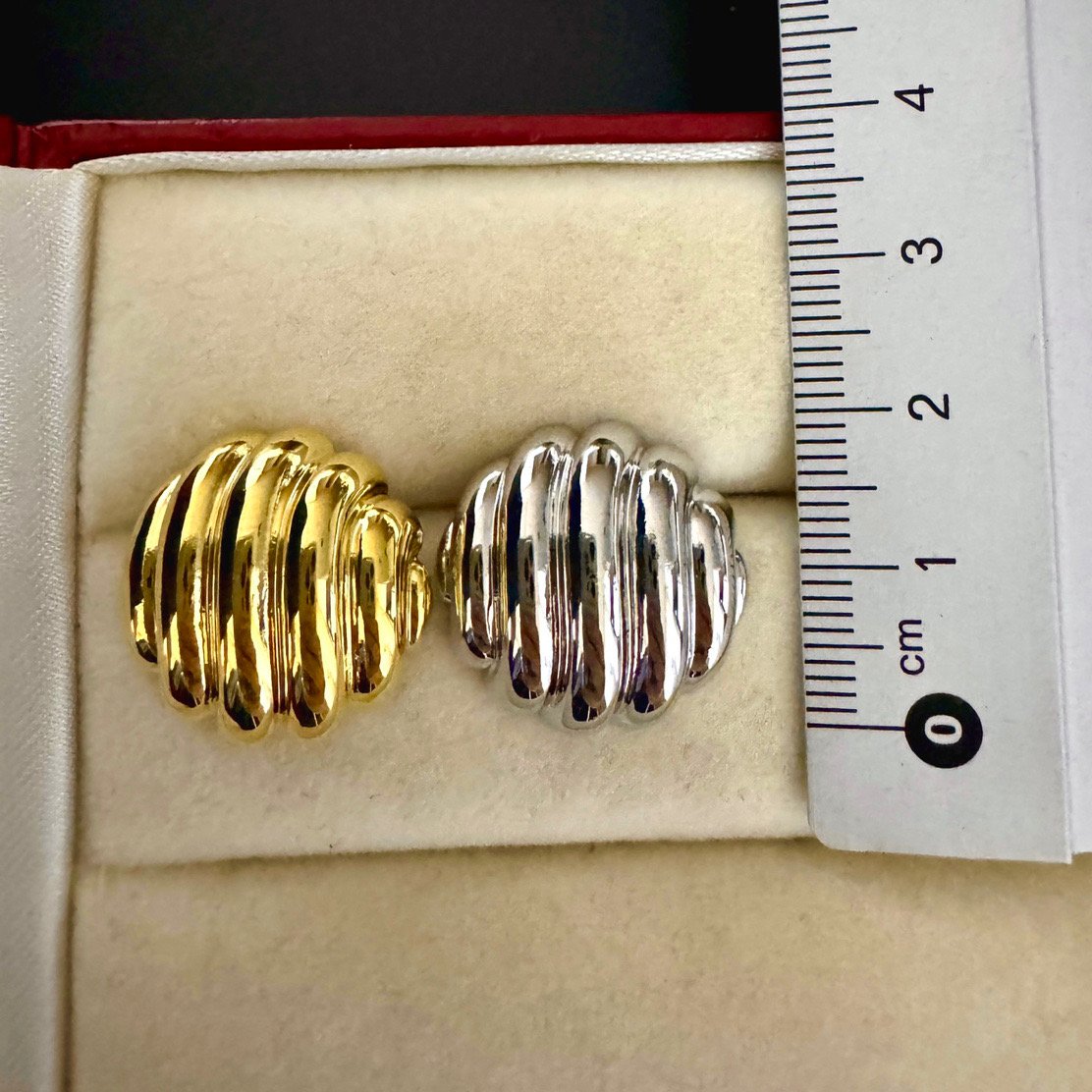 Hive earrings in Gold