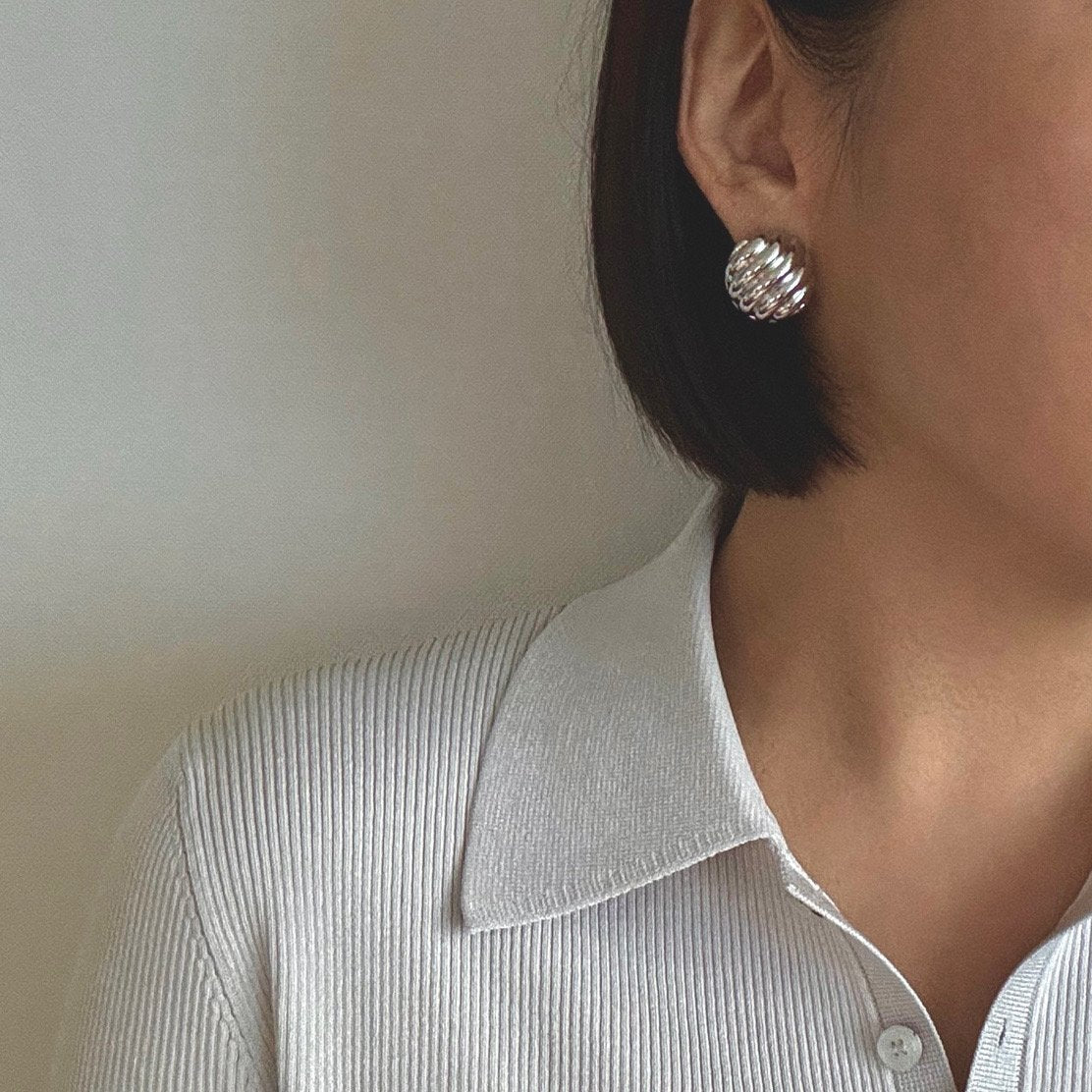 Hive earrings in Gold