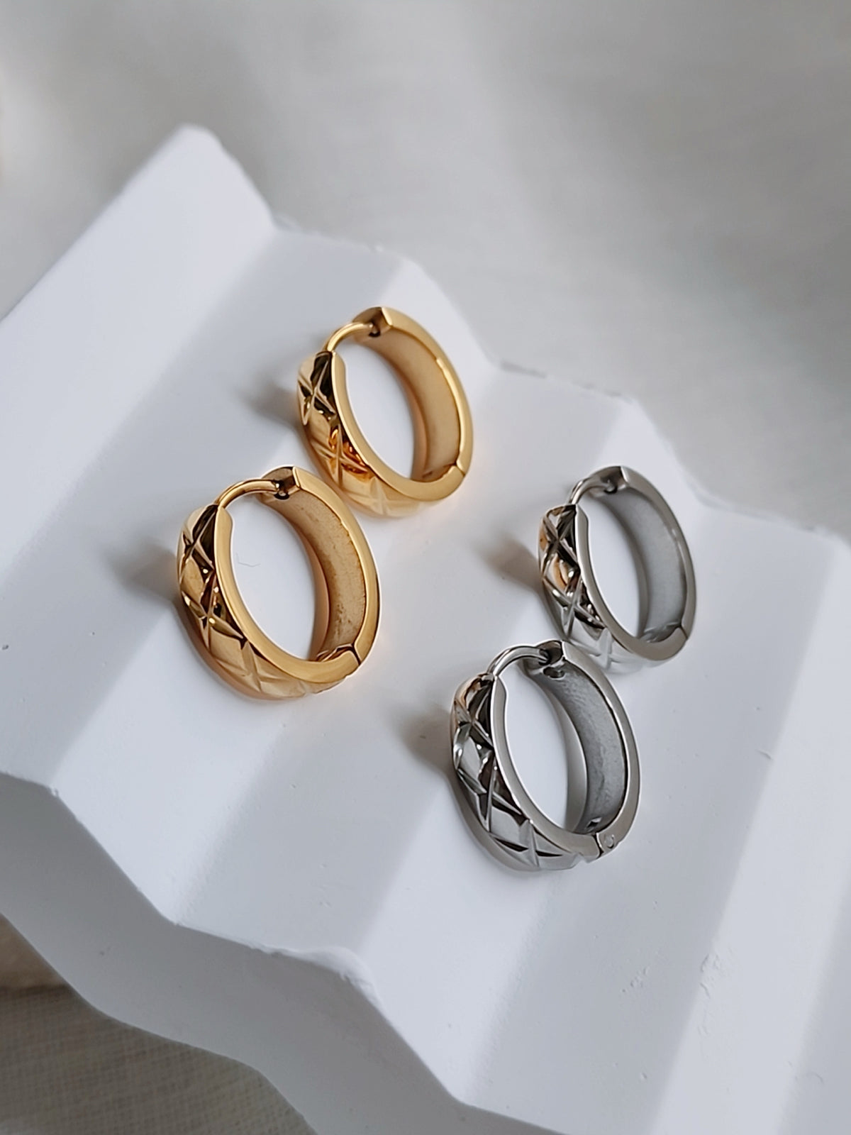 Em earrings in silver