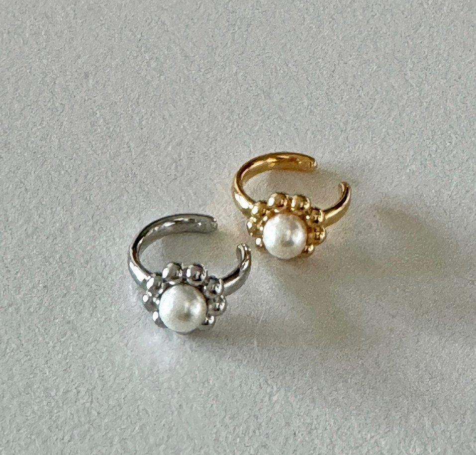 Pearl crown earcuff in gold