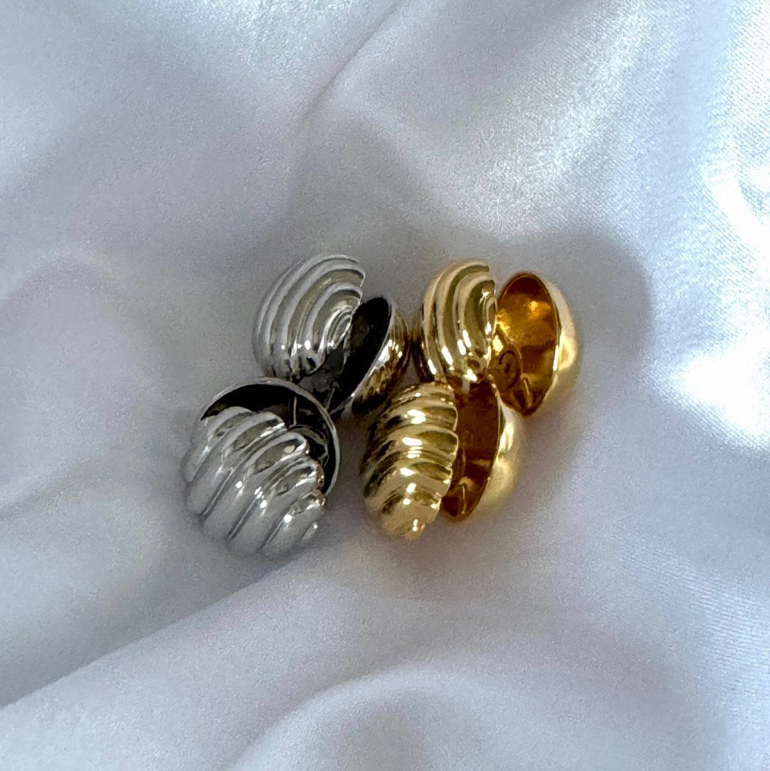 Hive earrings in Gold