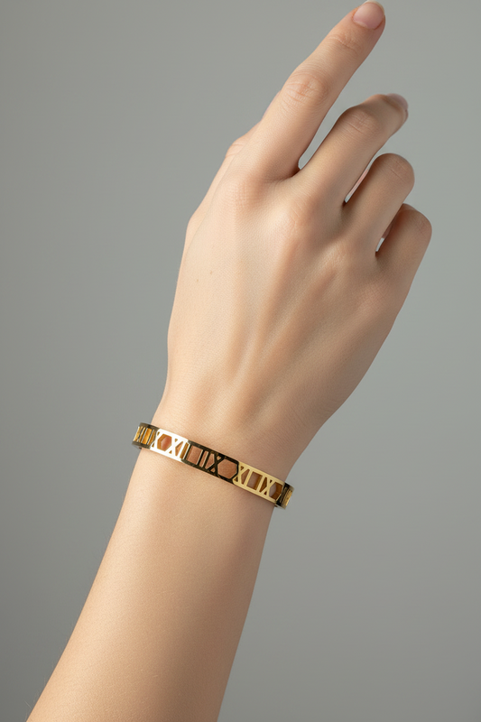 Numero Bangle in gold