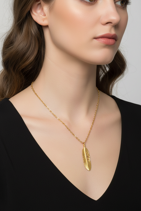 Feather necklace in Gold