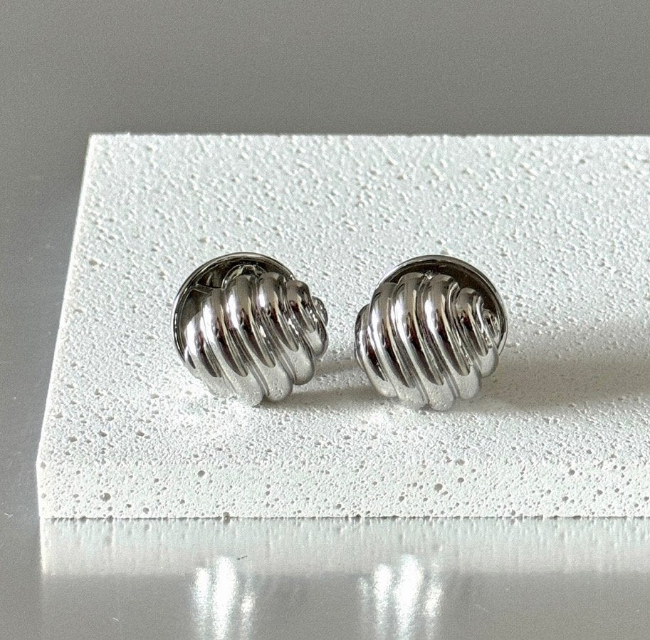 Hive earrings in Gold
