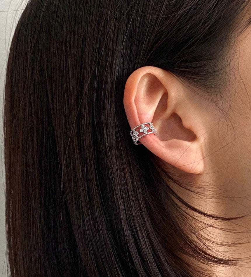 Clover earcuff in Gold