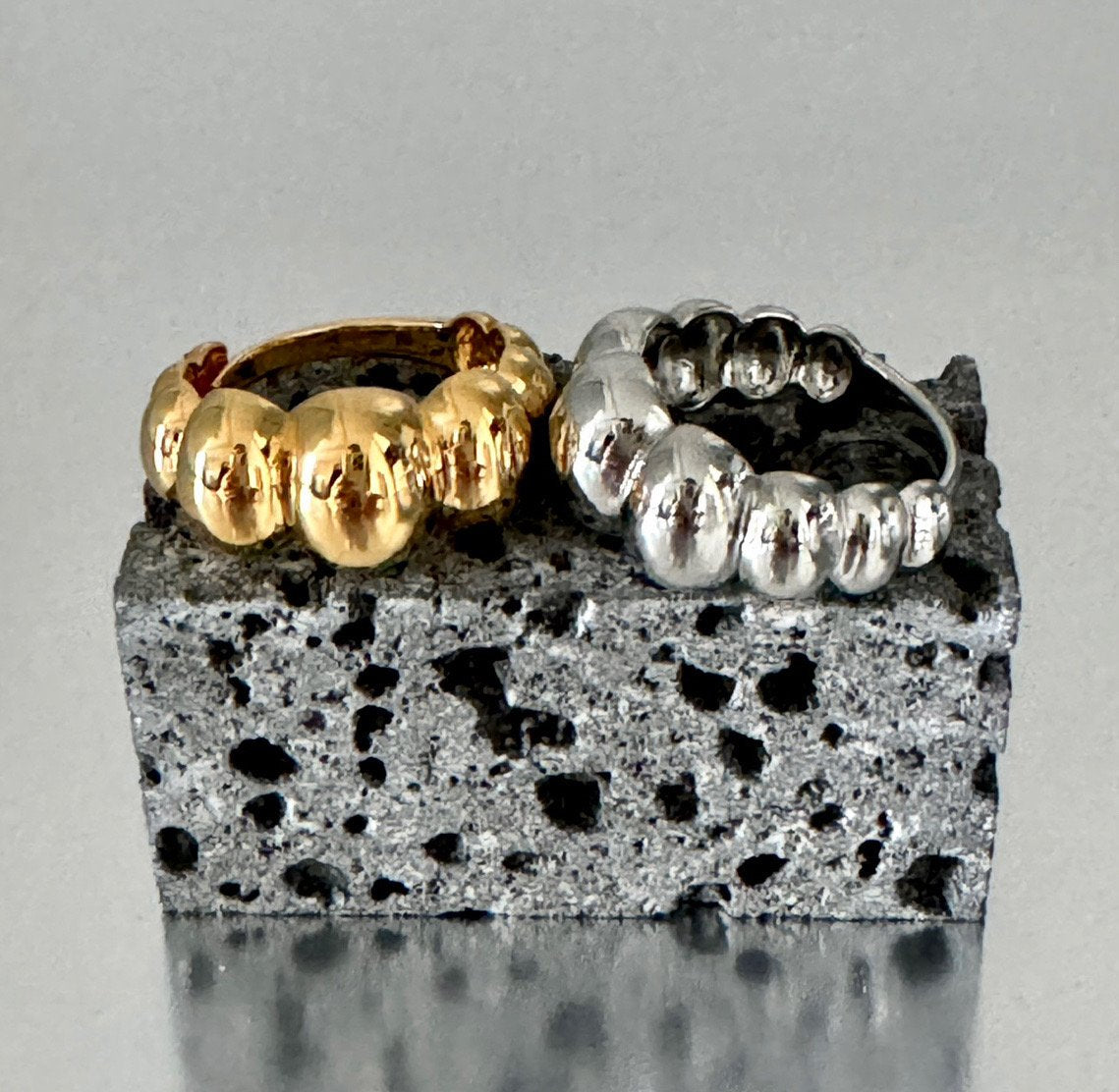 Bubbles ring in Gold