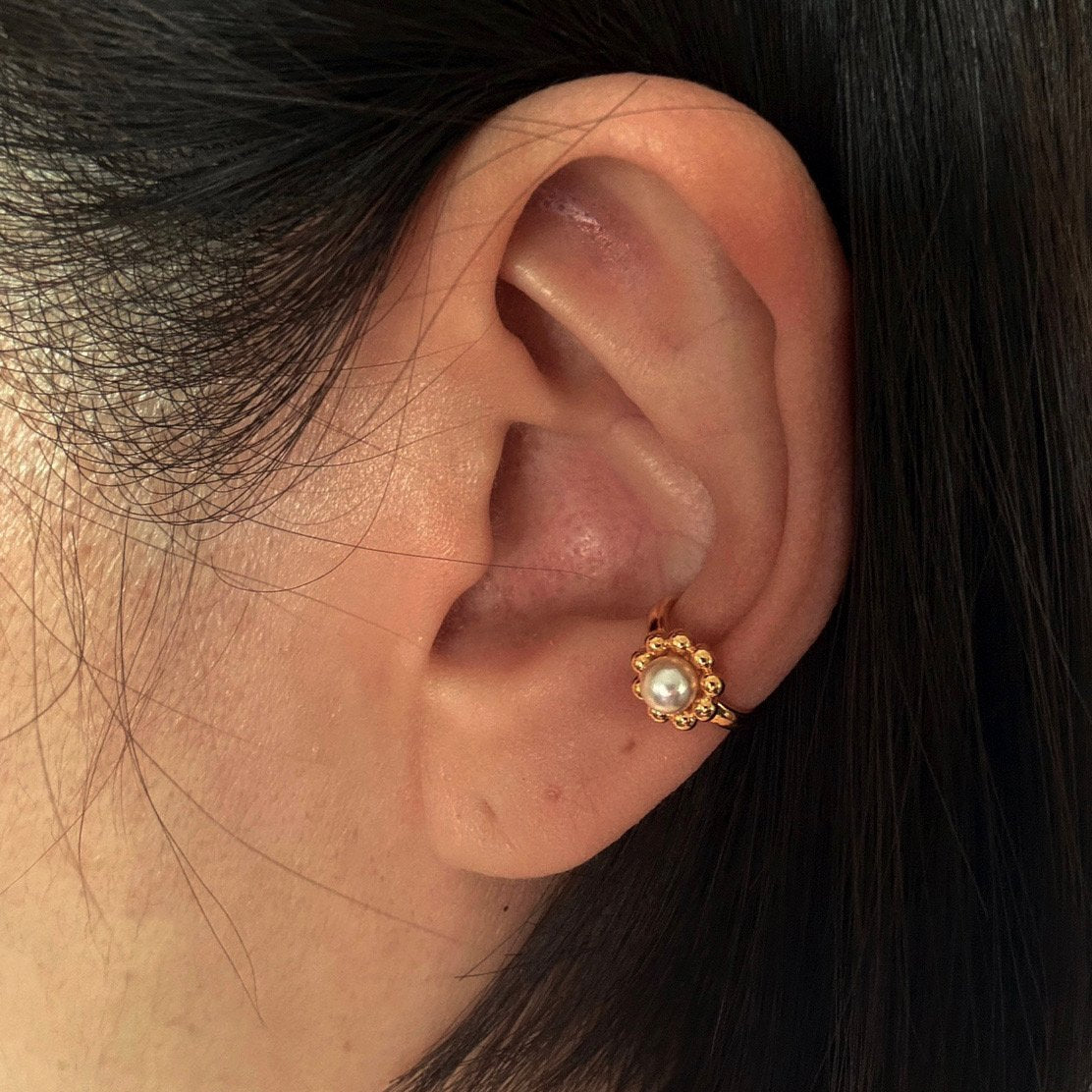 Pearl crown earcuff in gold