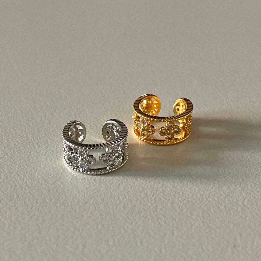 Clover earcuff in Gold