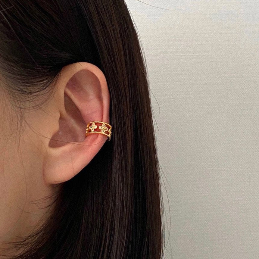 Clover earcuff in Gold