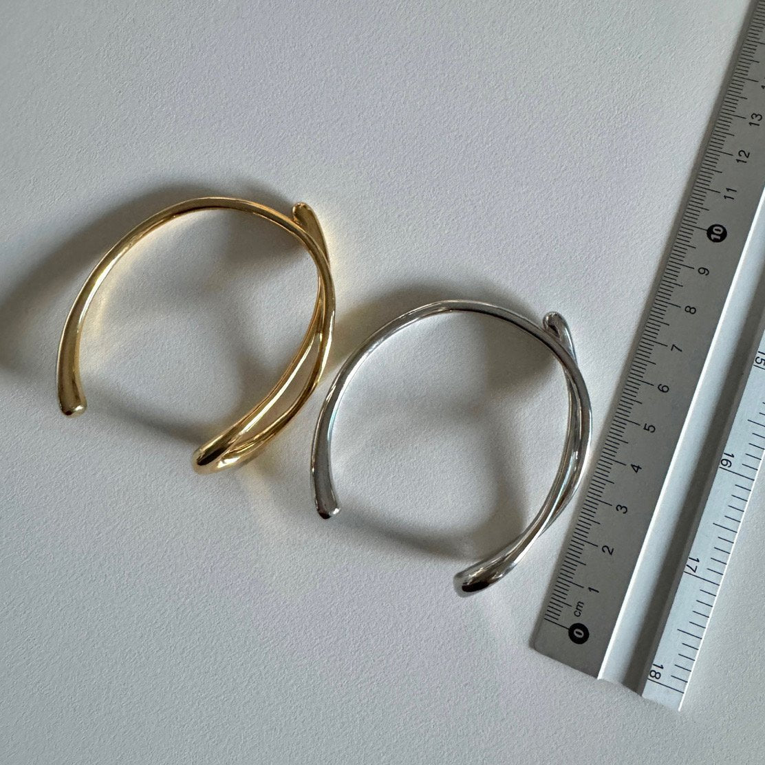 Fey Bangle in Gold