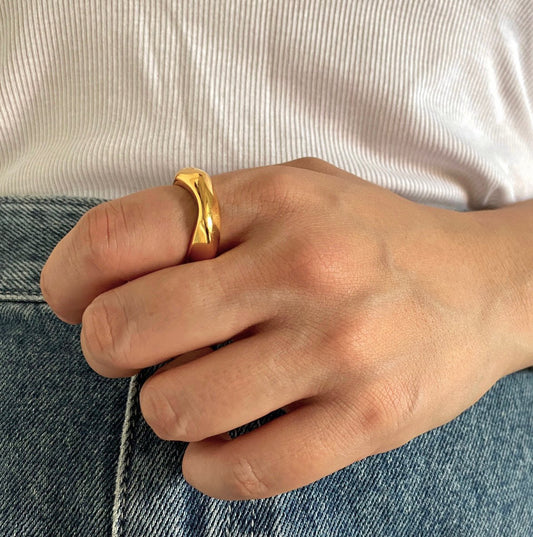 Cos Ring in Gold