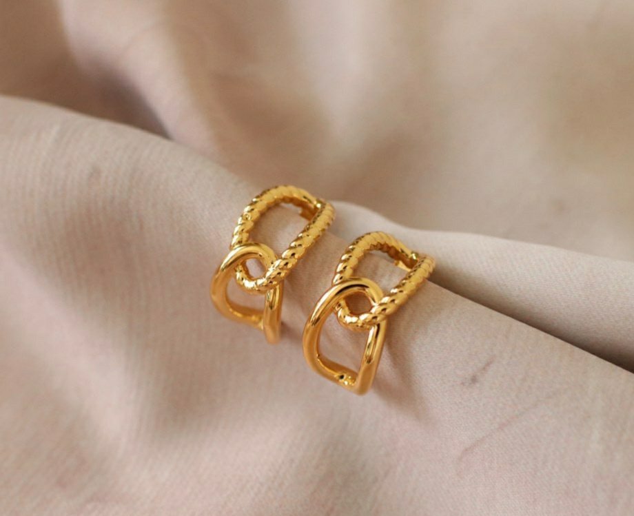 Charlotte Chaine earrings in gold