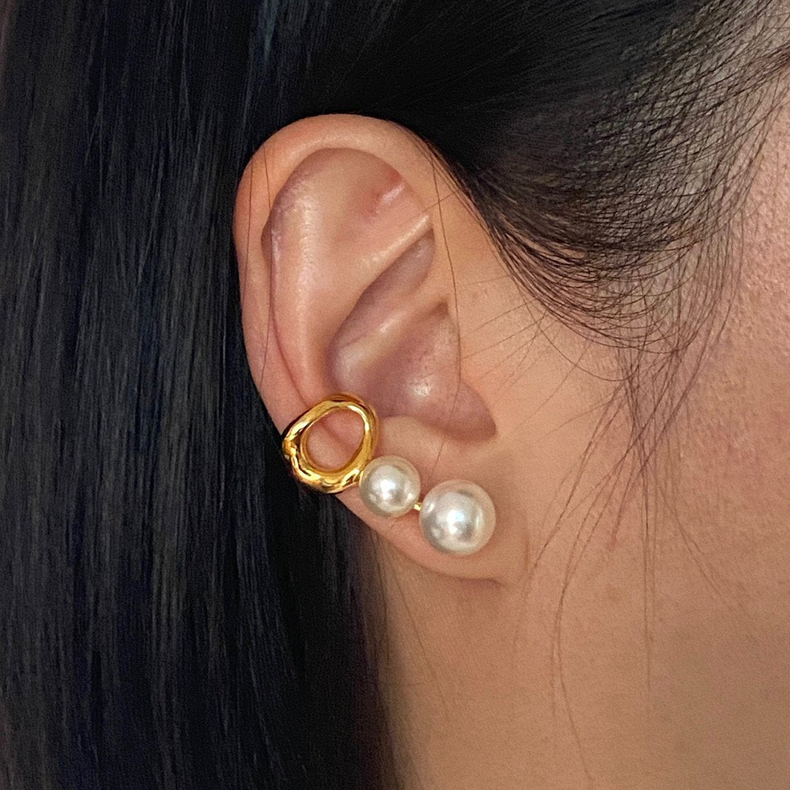 Pois Pearl Earcuff in Gold