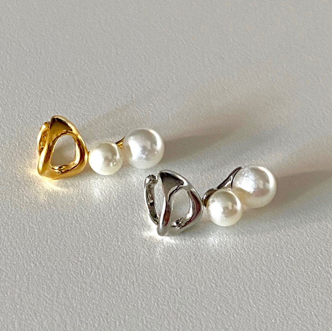 Pois Pearl Earcuff in Gold