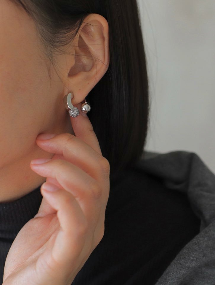 Glist Dos Earrings in Sliver