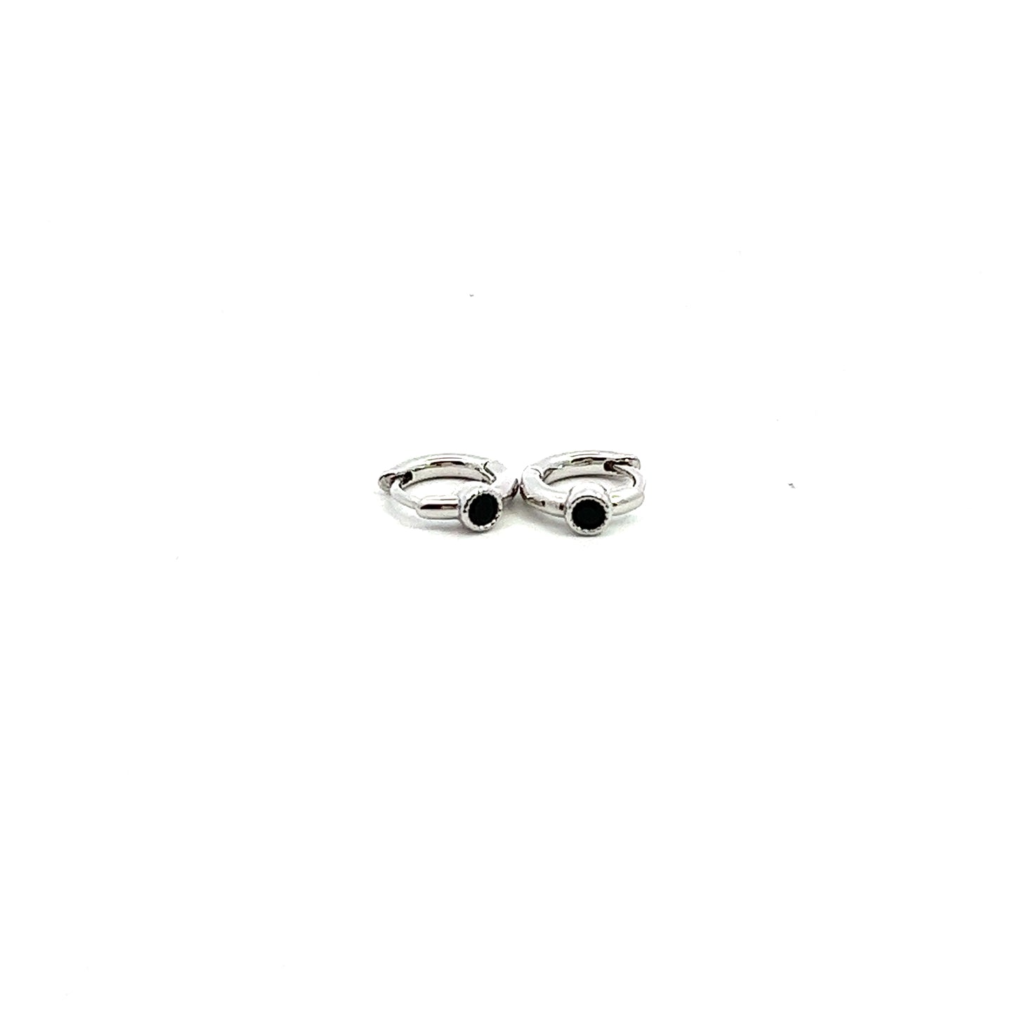 Soli Onyx Huggies Earrings In Sliver