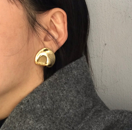 Dea Shell Earrings in Gold