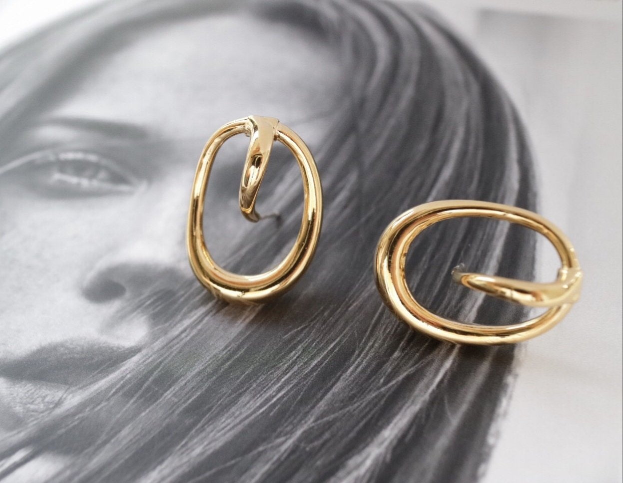 Olay Earrings in Gold