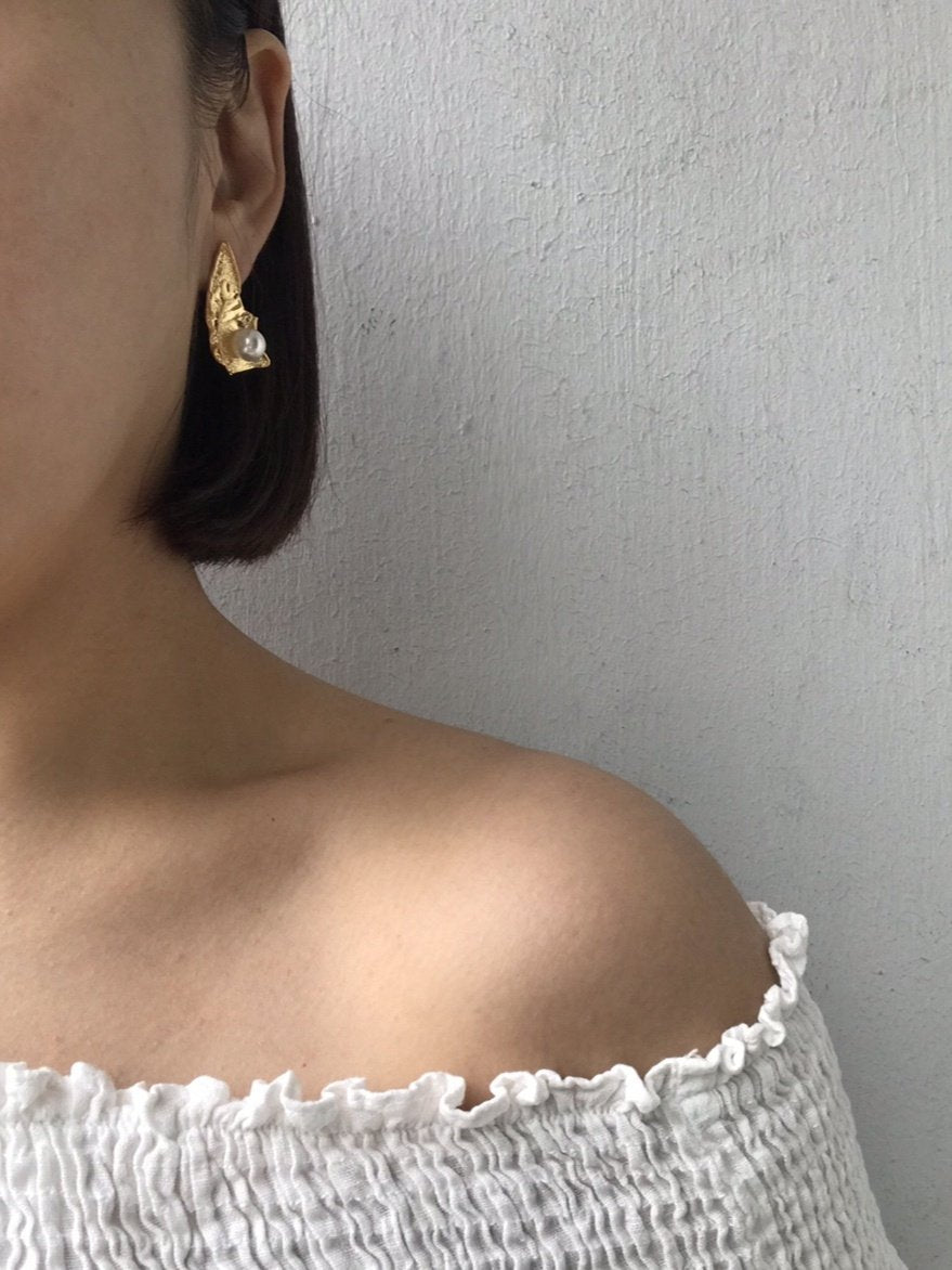 Relic Pearl Earrings in Gold