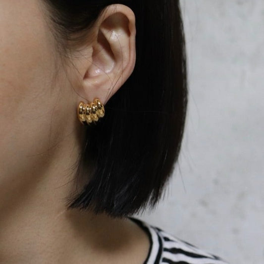 Curvy Stud Earrings in Gold