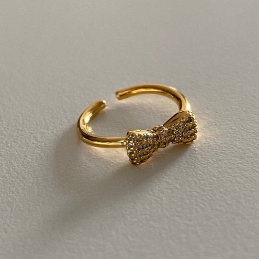 Laurel D Ring in Gold