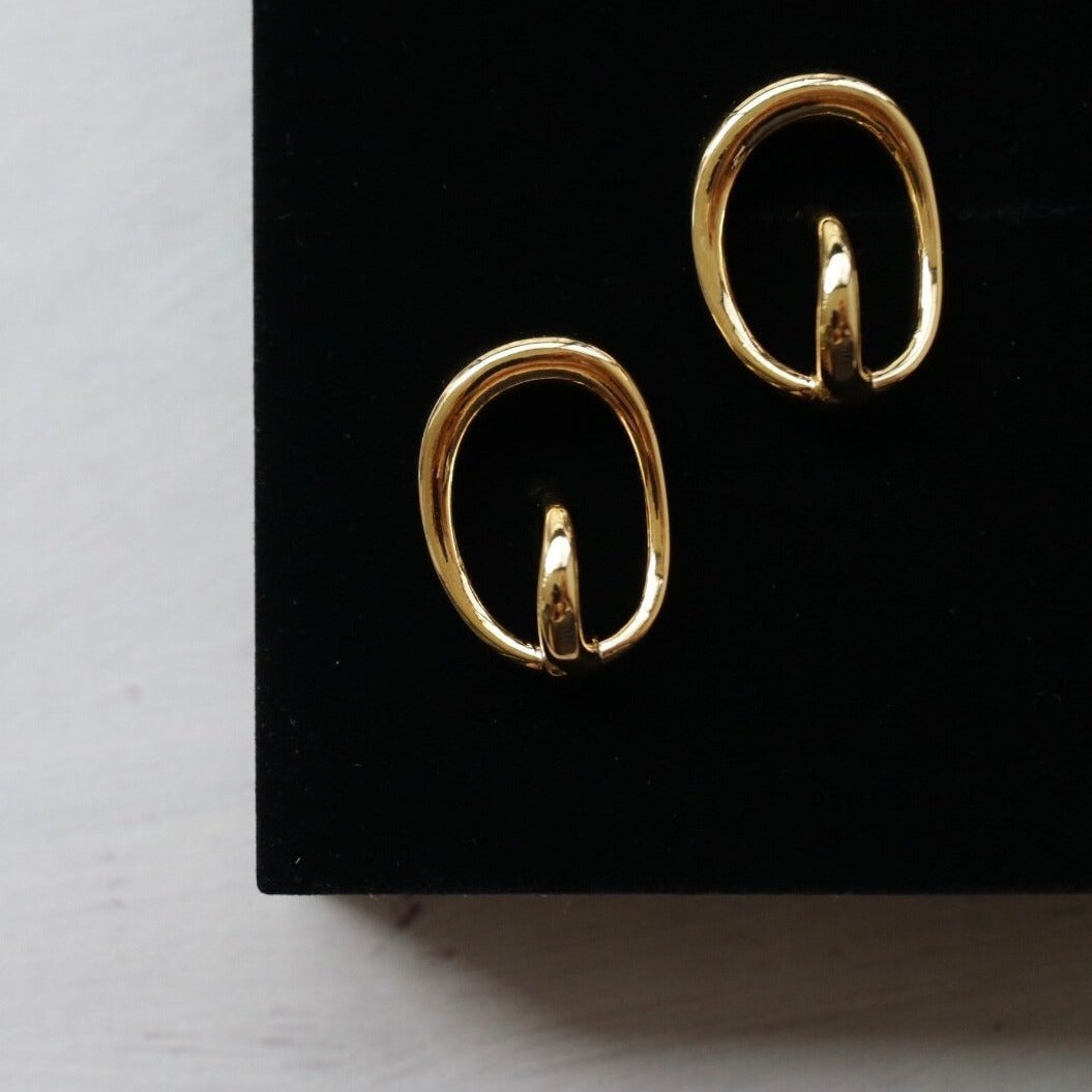 Olay Earrings in Gold
