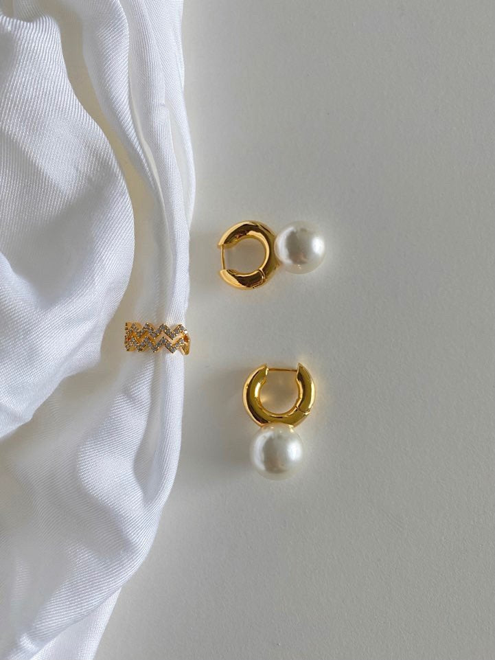 Hudson Pearl Earrings in Gold