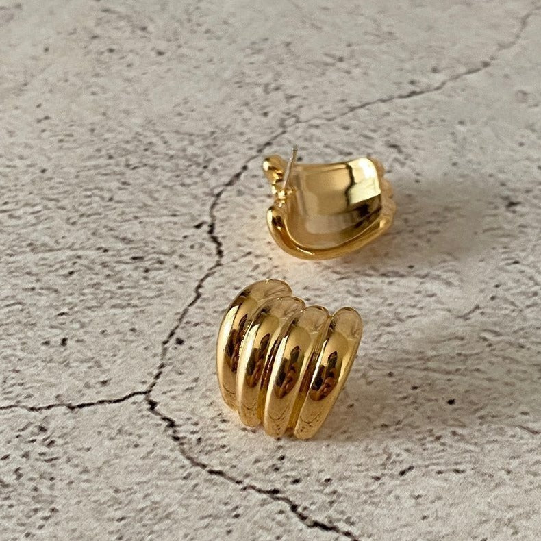 Curvy Stud Earrings in Gold