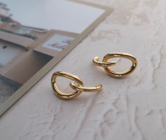 O Earrings in Gold