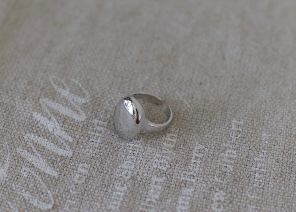 Ova Badge Ring in Silver