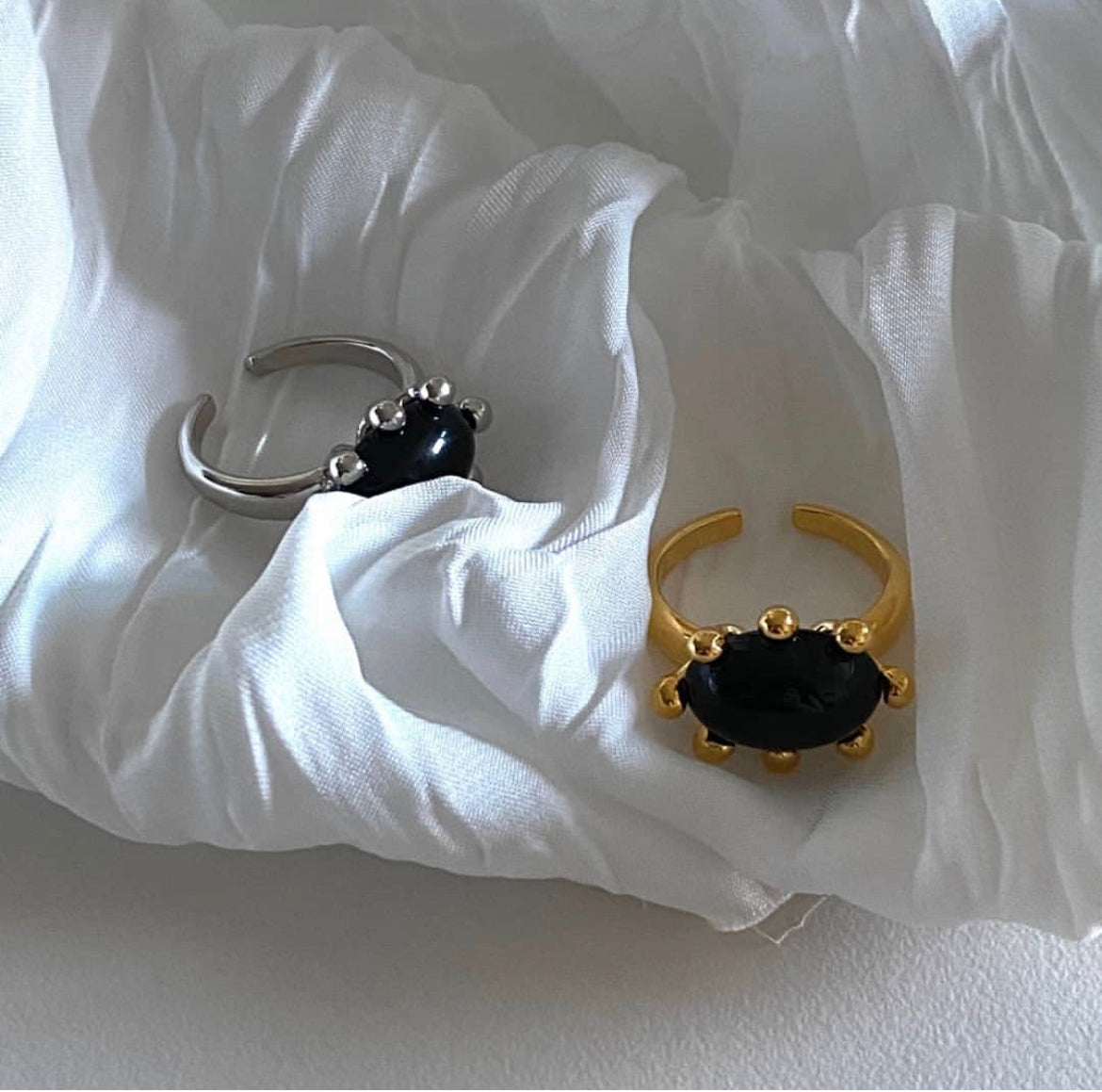 Onyx D Ring in Gold