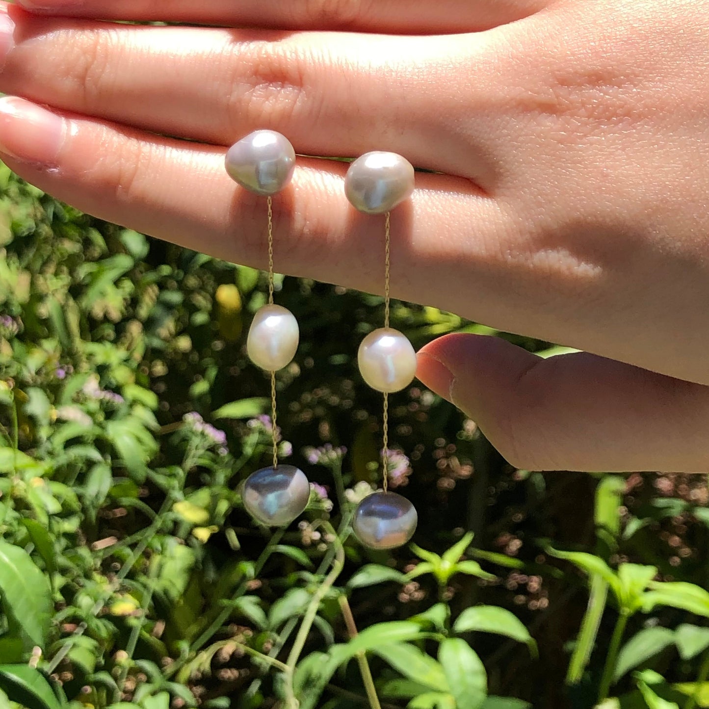 Grande Eternity Earring in White and Grey Pearl