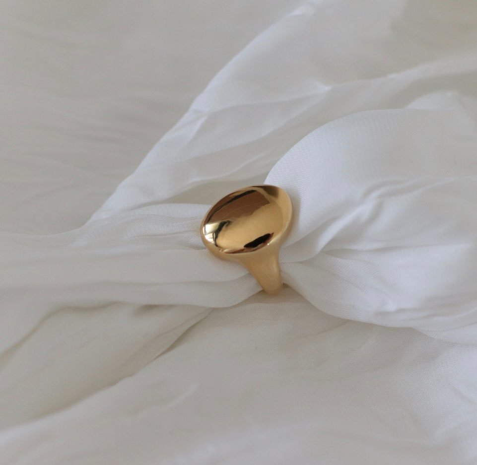 Ova Badge Ring in Gold